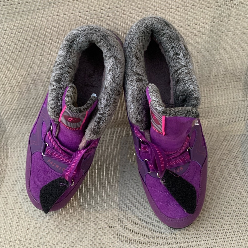 Vibrant Purple Women's Winter Boots with Cozy Lining Size 8-9